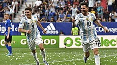 Lionel Messi (vpravo) se trefil do sít Estonc.