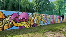 Samotná malba padesátimetrové zdi vznikala t�i dny. Vytvo�it takovou je p�itom...