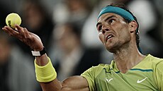 panlský tenista Rafael Nadal na podání