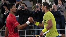 Španělský tenista Rafael Nadal si po čtvrtfinále Roland Garros podává ruku s...