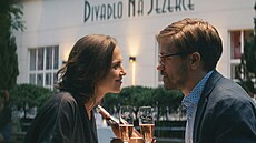 Terapie ve dvou. Ji�í Mádl coby obletovaný pedagog si dává skleni�ku s...