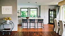 Polop�í�ka odd�luje kuchy� od jídelny. Ostr�vek slou�í i jako bar, kovové...