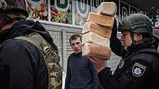 Policisté rozvážejí bochníky chleba pro obyvatele, kteří pobývají ve východním... | na serveru Lidovky.cz | aktuální zprávy