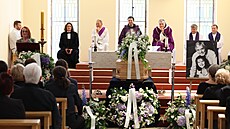 Iva Jan�urová b�hem posledního rozlou�ení s Josefem Abrhámem (6. �ervna 2022)