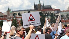 Zhruba dva tisíce zem�d�lc� se po poledni vydalo po protestním mítinku na...
