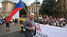Zhruba dva tisíce zemdlc se po poledni vydalo po protestním mítinku na...