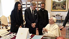 Premiér Petr Fiala v doprovodu manelky Jany na setkání s papeem Frantikem v...