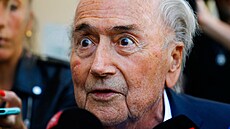 N�kdej�í prezident FIFA Sepp Blatter hovo�í s médii b�hem soudního procesu ve...