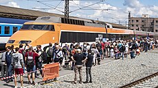 Souprava TGV na pražské Hlavní nádraží přilákala stovky fanoušků železnice,...