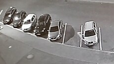 Mladík (vpravo na světlém voze) skákal po kapotách aut.