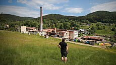 Areál bývalé textilní továrny je �áste�n� zavalen autovraky nebo pou�itým...
