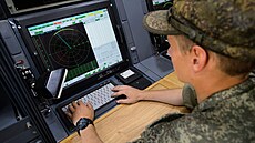 Ruský voják testuje systém elektronické války Krasucha -4. (18. srpna 2018)