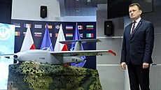 Polský ministr obrany Mariusz Blaszczak představuje dron polské výroby, který...