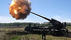 Ruské samohybné dělo 2S7 Pion "Pivoňka" střílí na ukrajinské cíle. (5. června... | na serveru Lidovky.cz | aktuální zprávy