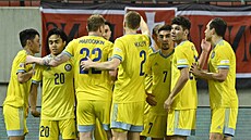 Fotbalisté Kazachstánu slaví vstelený gól v utkání Ligy národ na Slovensku.