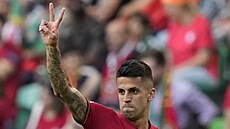 Portugalský bek Joao Cancelo slaví vedoucí gól v duelu Ligy národ� proti �esku.