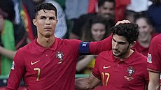 Portugalská radost. Kapitán Cristiano Ronaldo chválí střelce druhé branky proti...