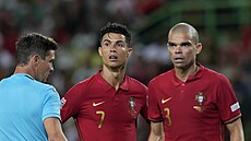 Dva portugaltí mazáci bhem duelu Ligy národ s eskem: Cristiano Ronaldo a...