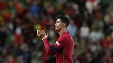 Portugalský kapitán Cristiano Ronaldo po utkání s eskem tleská fanoukm.