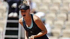 Lucie Havlíková oslavuje fiftýn ve finále juniorského Roland Garros proti...
