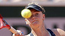 Lucie Havlíková odehrává míek ve finále Roland Garros.