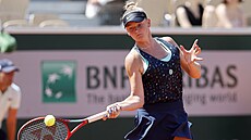 Lucie Havlíková s míkem na raket ve finále Roland Garros.