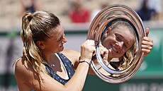 Lucie Havlíková si prohlíí trofej pro vítzku Roland Garros.