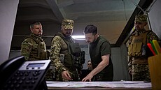 Ukrajinský prezident Volodymyr Zelenskyj navtívil vojáky na východní doncké...