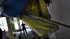 Ukrajinská vlajka v prostorách �koly v Charkov� zni�ené raketovým útokem. (2....