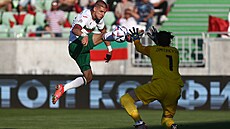 Bulharský útoník Kiril Despodov pekonává makedonského brankáe v utkání Ligy...