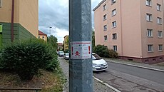 Na nástrahy v Nuické ulici upozoruje leták s lebkou.