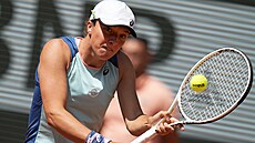 Polka Iga �wiateková b�hem semifinále Roland Garros.