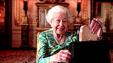 Co nosí královna v kabelce? Alžběta II. baví skečem | na serveru Lidovky.cz | aktuální zprávy