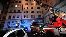 P�i no�ním po�áru bytu v �in�ovním dom� na Karlov� nám�stí v Praze zem�el jeden...