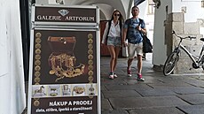 Podloubí na nám�stí P�emysla Otakara v Bud�jovicích je plné reklamních pouta��.