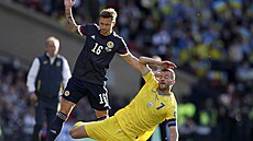 Ukrajinský fotbalista Andrej Jarmolenko (vpravo) padá po souboji s Liamem...