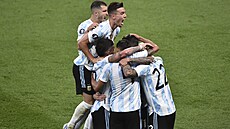 Fotbalisté Argentiny slaví gól Angela Di Marii.