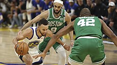 Stephen Curry (vlevo) z Golden State brán�ný Alem Horfordem (vpravo) a...