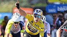Belgický cyklista Wout Van Aert projídí vítzn cílem 5. etapy závodu...