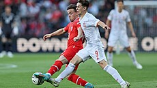 Souboj o mí� v podání �pan�la Gaviho (vpravo) a �výcara Xherdana Shaqiriho.