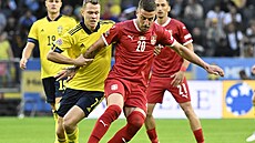 Srbský fotbalista Sergej Milinkovi-Savi (vpravo) bránný Viktorem Claessonem...