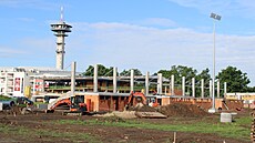 Obrysy letního stadionu jsou ji zejmé.