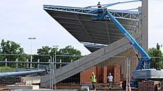 Obrysy letního stadionu jsou ji zejmé.