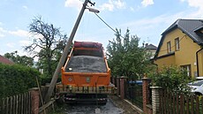 idi nezvládl ve Zlatých Horách couvání s tatrou, poniil v ulici ploty i...