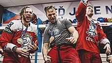 David Pastrňák, David Krejčí a Roman Červenka (zleva) slaví v české kabině s...