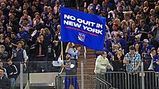Fanoušek New York Rangers oslavuje po trefě Filipa Chytila.