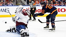 Pavel Francouz z Colorado Avalanche inkasuje v zápase s Edmonton Oilers,...