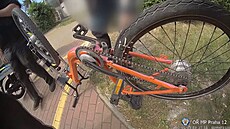 Muž ukradl kolo a štětcem ho přemaloval.