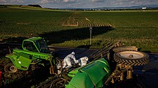 U Dolan na Náchodsku se p�evrátil post�ikova�. (6. 6. 2022)