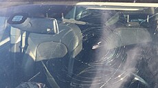 Opilec házel nedaleko Olympie v Plzni na auta kameny. 